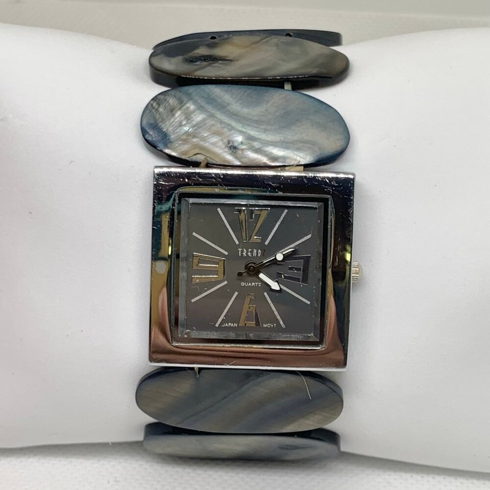 Trendz women watch abalone elastic band size 7” 32mm silver tone case running